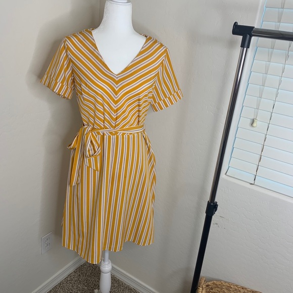 Yellow junior dresses - Picture 2 of 7